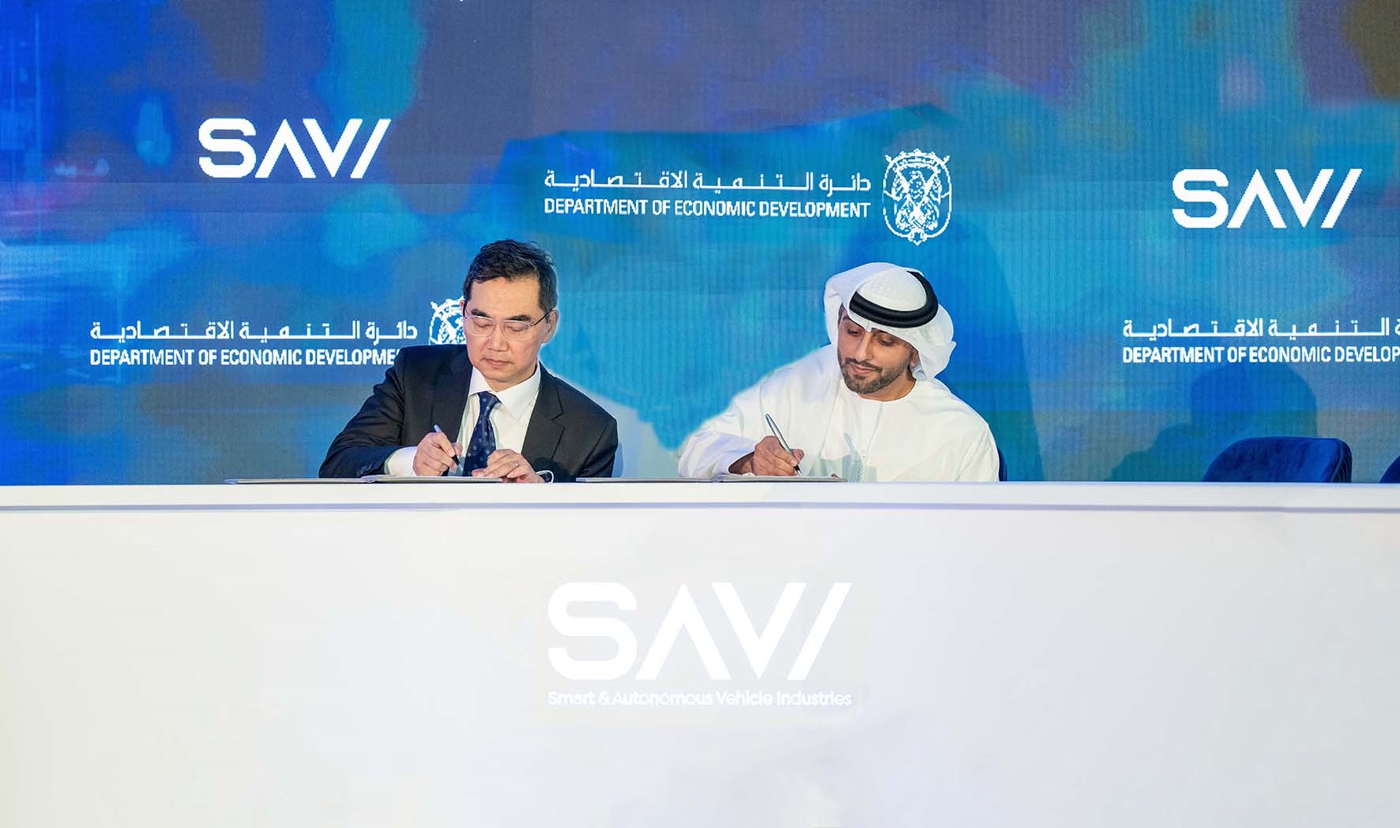 Mr. Mohamad Al Dhaheri, board member of Wings Logistics Hub (right), and Mr. Conor Chia-hung Yang, CFO of EHang (left), at the signing ceremony to announce the strategic partnership between two companies.
